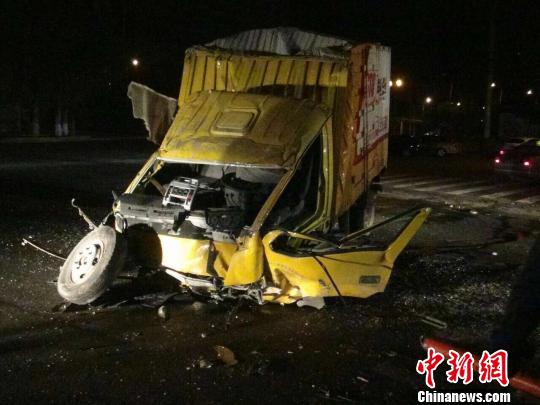 货车整体变形严重 解培华 摄