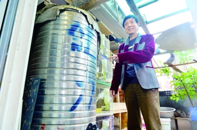 融城花苑小区21栋701室的崔琳自建水塔防停水。