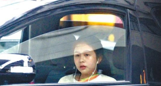 邱淑贞全家外出聚餐 大女儿美艳似其翻版(图)-