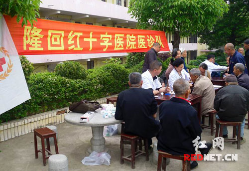 隆回县红十字医院志愿者在桃洪镇敬老院开展义诊服务活动