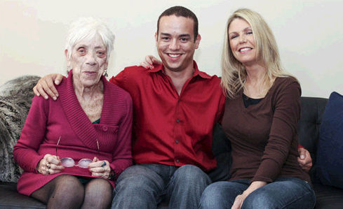 男子携91岁女友与母合拍温馨照