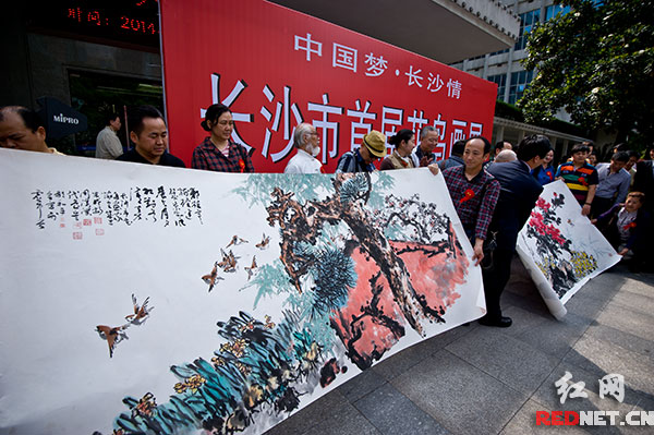 长沙市花鸟画家协会向湖南图书馆赠画。