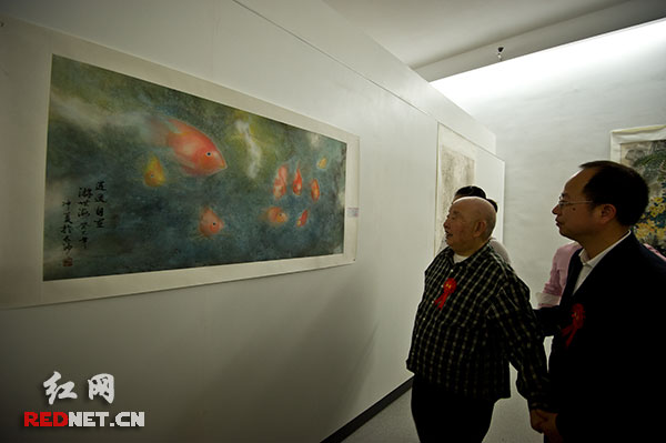 老领导熊清泉[左一]观看画展。