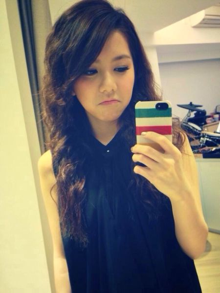邓紫棋晒自拍照长发妩媚