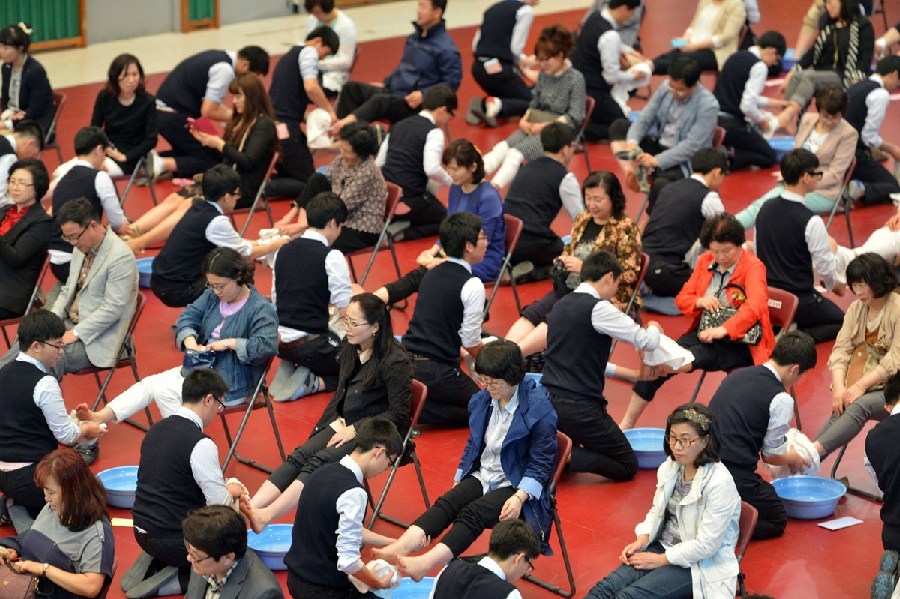 　　当地时间2014年5月8日，韩国大田广域中区，东山高中150名学生邀请母亲来到学校，举行“感恩母亲”洗足仪式。