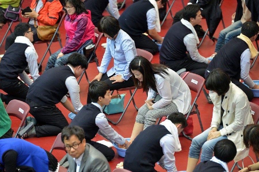 　　当地时间2014年5月8日，韩国大田广域中区，东山高中150名学生邀请母亲来到学校，举行“感恩母亲”洗足仪式。