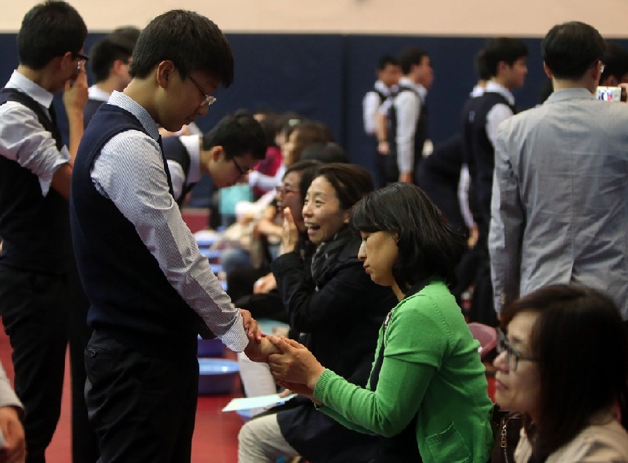 　　当地时间2014年5月8日，韩国大田广域中区，东山高中150名学生邀请母亲来到学校，举行“感恩母亲”洗足仪式。