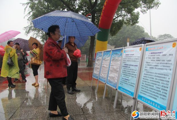 市民在展板前观看