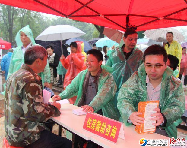 市民在咨询