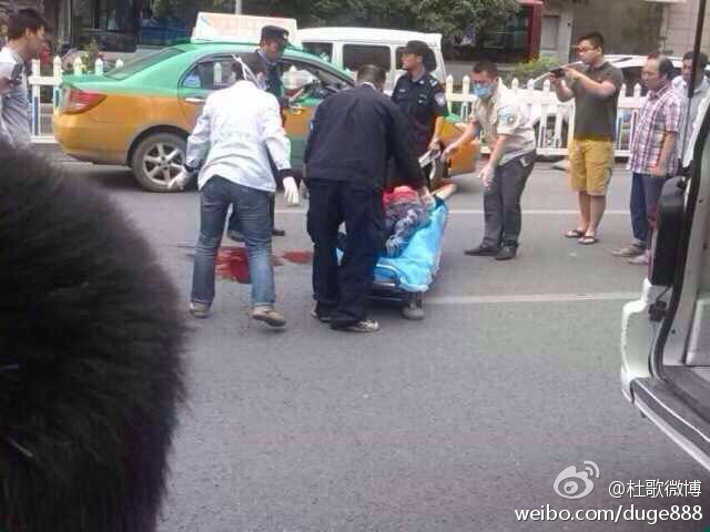 西安北大街发生一起伤人事件，伤者已被送往医院抢救。（图片来源于网络）