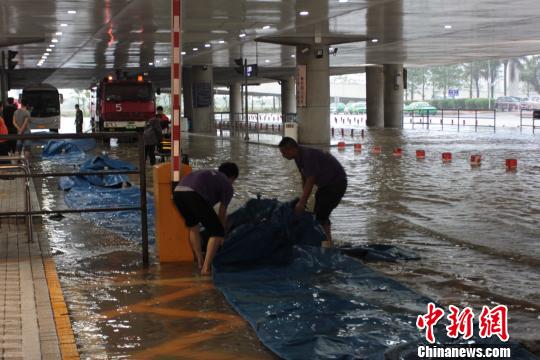 9日上午，珠海机场候机楼外车道出现积水，水没脚裸余凯强摄