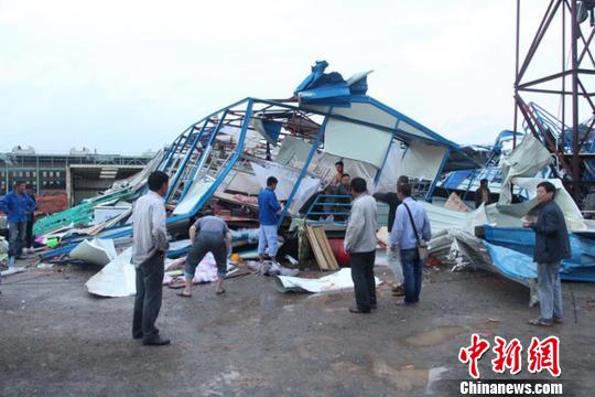 图为被风吹倒的板房。　蒋一峰　摄