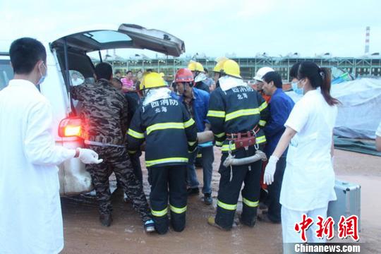 图为消防员救出被困人员。　蒋一峰　摄