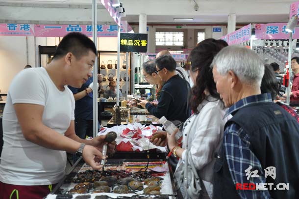 “2014第十三届湖南文化艺术收藏品展暨珠宝玉石工艺品展”在湖南省展览馆开幕。