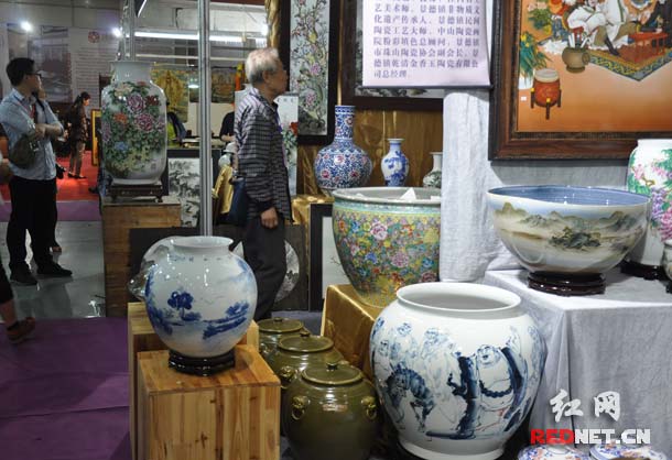 湖南醴陵和江西景德镇的艺术瓷，是展览中陶瓷精品重要组成。