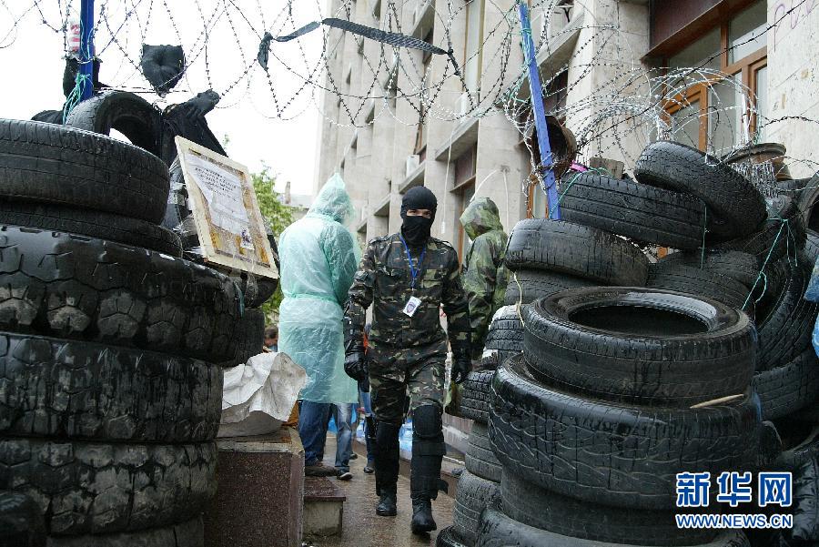 　　 5月8日，在乌克兰东部城市顿涅茨克，一名亲俄示威者通过路障。乌克兰东部亲俄派8日宣布，他们仍将按计划于11日就今后自身地位举行公民投票，乌克兰全国和解前景仍不乐观。新华社发（亚历山大·叶尔莫琴科摄）