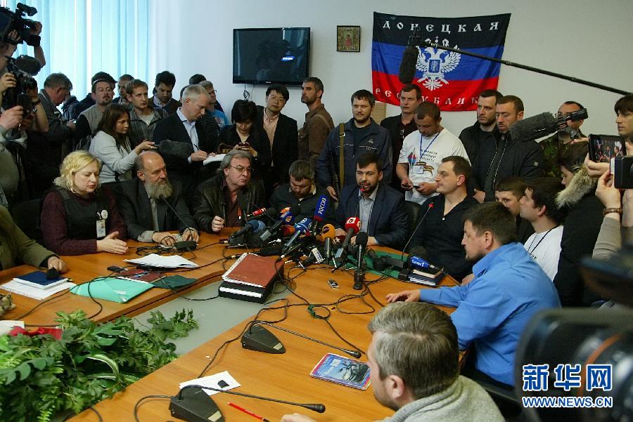 　 5月8日，在乌克兰东部城市顿涅茨克，“顿涅茨克共和国政府成员”召开新闻发布会。乌克兰东部亲俄派8日宣布，他们仍将按计划于11日就今后自身地位举行公民投票，乌克兰全国和解前景仍不乐观。新华社发（亚历山大·叶尔莫琴科摄） 