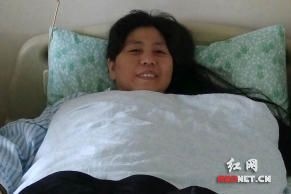 为女儿捐完肾后，周秋宝躺在湘雅三医院的病床上休养，她说：“但是再选择一次，还是会选择给女儿捐肾”。