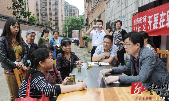 岳塘区在职党员进社区“摆摊”为群众排忧解难