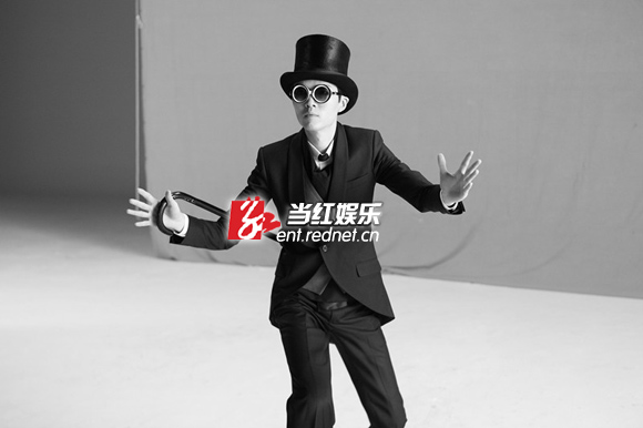 方大同礼帽燕尾服造型首秀舞蹈