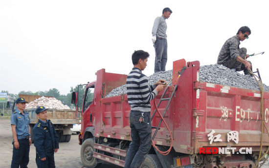 工作人员现场切割拆解非法改装超载车