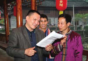 4月11日，城步县丹口镇桃林村，杨友文（左）和苗民们唱用科学发展观编成的苗歌。