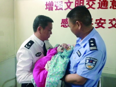 醴潭大队大队长徐清平亲手将婴儿交给派出所领导。