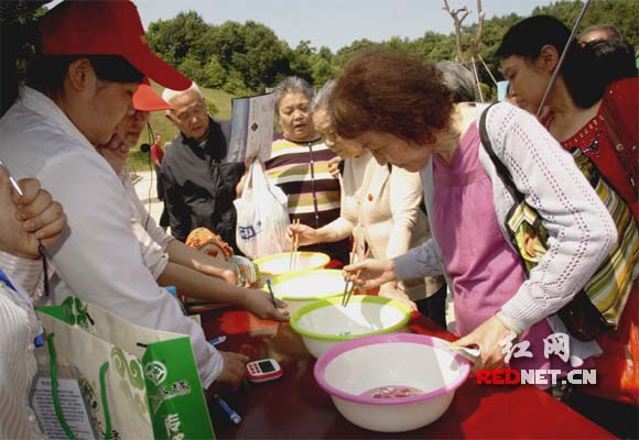 湖南最大生态陵园办趣味游园会 1500老人玩出