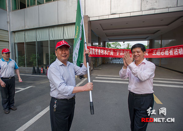 5月12日下午，湖南省畜牧水产局局长袁延文（右）为新组建的湖南“护渔湘江，关爱环境”志愿服务团队授旗。