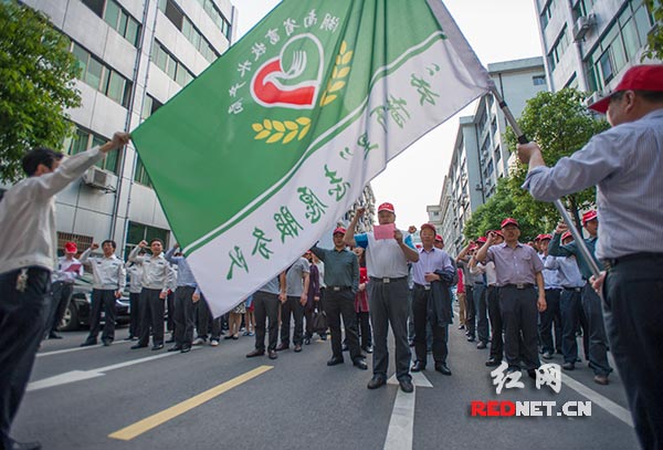 湖南“护渔湘江，关爱环境”志愿者们为保护湘江母亲河的生态环境举手宣誓。