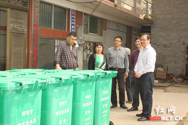 邵阳市国税局为北塔区磨石社区捐赠了一批垃圾桶。