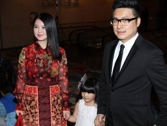 李湘一家三口亮相