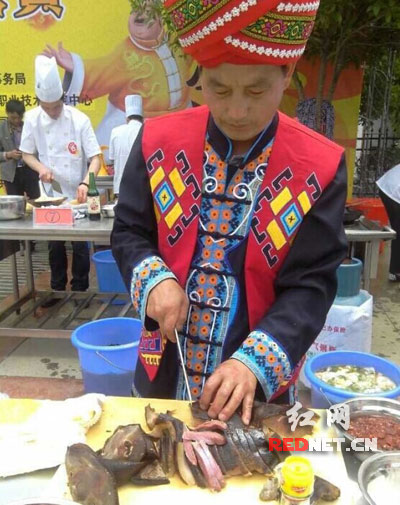 参赛选手在认真制作菜品