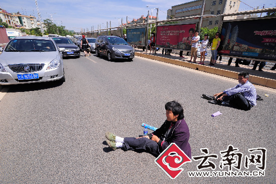 死者家属堵路