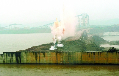 5月14日，湘江长沙综合枢纽工程三期工程下游围堰成功爆破。记者 徐行 摄