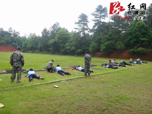 岳塘城管组织反恐防暴训练和实弹射击