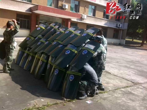 岳塘城管组织反恐防暴训练和实弹射击