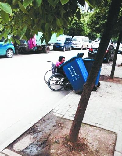 六旬残疾婆婆坐轮椅捡垃圾 众人心疼默默帮忙