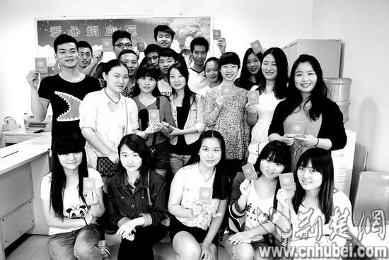 父亲做手术需大量用血 女儿38名同学集体献血