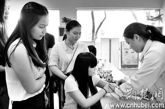 父亲做手术需大量用血 女儿38名同学集体献血