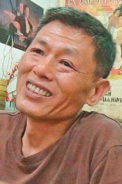 男子背103岁父亲游山玩水 称做爸爸双脚(图)