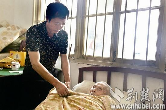 叔叔住不惯福利院 侄儿接其回家服侍16年(图)