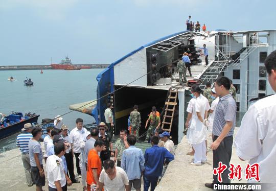 图为发生侧翻的货船“捷安达2”轮。 北海海事局供图 摄
