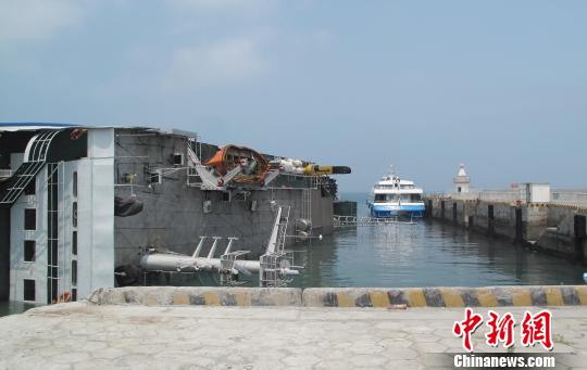 图为发生侧翻的货船“捷安达2”轮。 北海海事局供图 摄