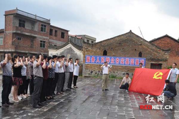 道县人大全体机关工作人员在周敦颐故居前重温入党誓言。