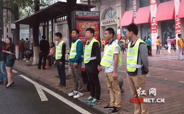 5月17日，湖南株洲市举行不文明交通行为集中劝导活动。图为中心广场附近身着“礼让斑马线”反光背心的志愿者