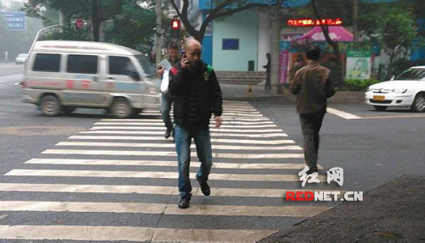 株洲石峰区杉木塘十字路口，闯红灯的行人