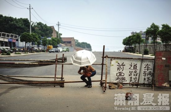 5月16日，市民牟先生向本报反映，在长沙雨花区瑞都华庭小区，旁边的马路从上月起施工，现场围起围挡。