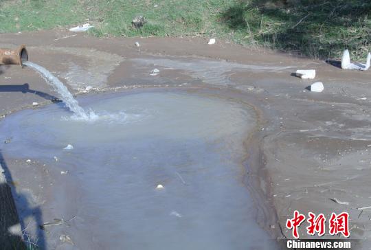 在石楼县王家沟村，引黄工程隧道正在排水。　李新锁摄