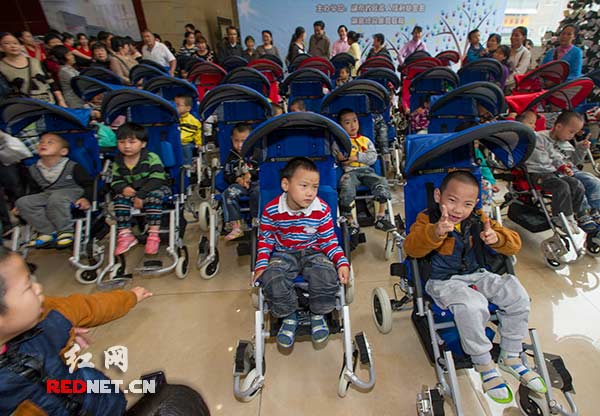 3200名在湘雅博爱康复医院接受康复训练的脑瘫儿童高高兴兴地领到了崭新的多功能便携式残疾儿童轮椅。